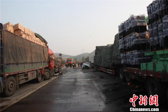 廣西高速路一滿載煙花爆竹貨車被追尾致2死5傷