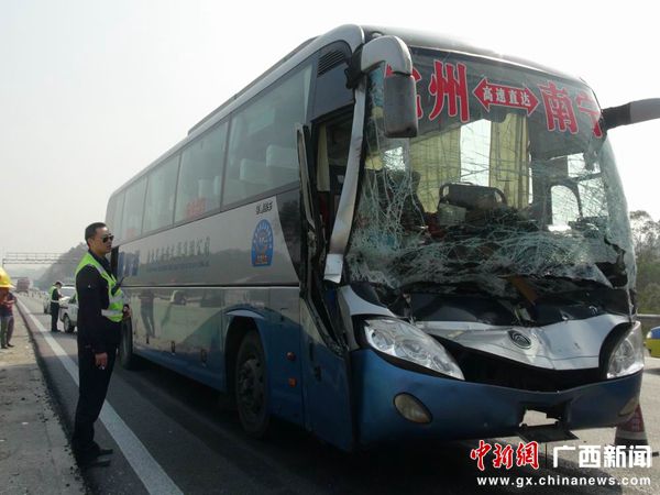 蘭海高速欽州段發(fā)生大客車追尾掛車事故