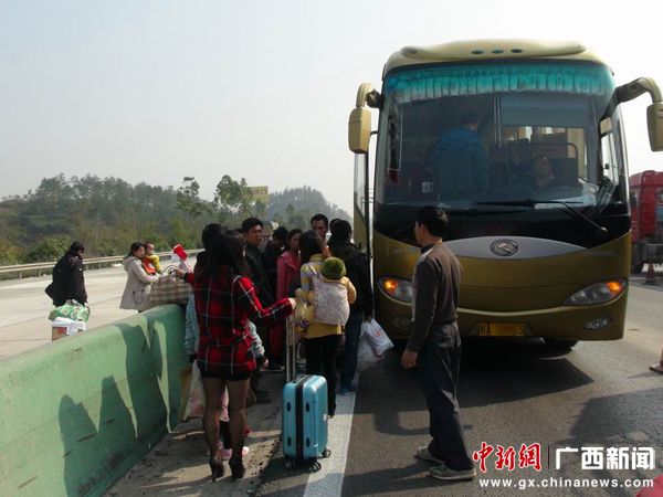 蘭海高速欽州段發(fā)生大客車追尾掛車事故