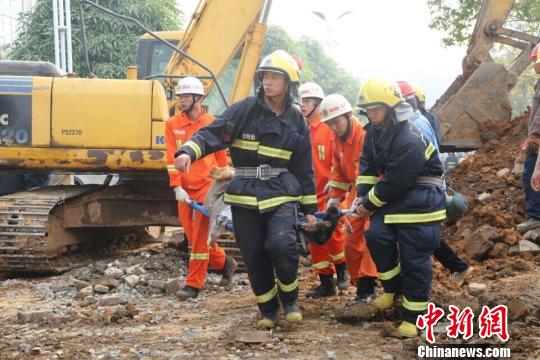 廣西來(lái)賓一工地突發(fā)坍塌 兩名被埋工人獲救