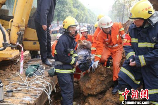 廣西來(lái)賓一工地突發(fā)坍塌 兩名被埋工人獲救