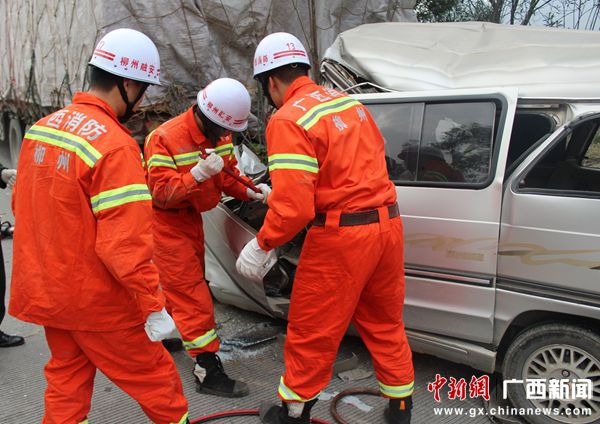 廣西融安兩車追尾司機當場死亡