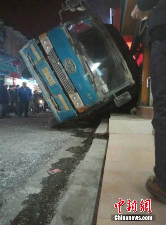 瀝青運輸車側(cè)翻 瀝青傾倒街邊小孩遭到掩埋