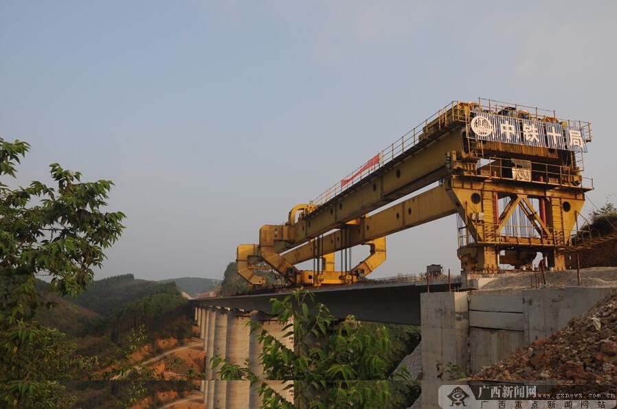 云桂鐵路廣西段南寧境內(nèi)橋梁全部架設完成(圖)