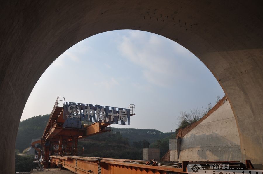 云桂鐵路廣西段南寧境內(nèi)橋梁全部架設(shè)完成(圖)