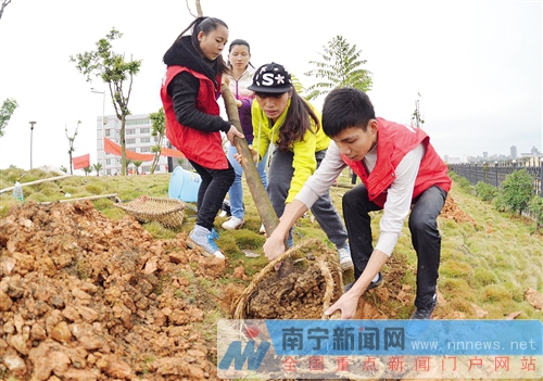 南寧市開展“花樣南寧”建設(shè)義務(wù)植樹活動