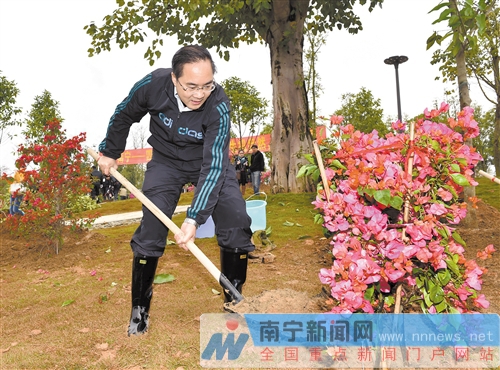 南寧市開展“花樣南寧”建設(shè)義務(wù)植樹活動