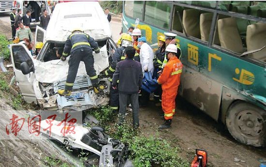 運鈔車撞客車4名押運員受傷被困 現金被緊急轉移