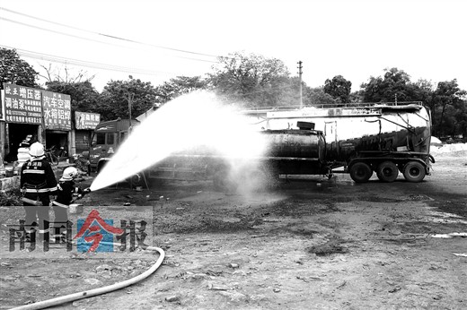 加油站旁槽罐車突發爆炸 3人從車頂震落受傷(圖)