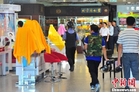 海南離境退稅定點(diǎn)商店發(fā)生持槍盜竊案(組圖)