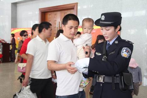 綻放在?？跂|環(huán)高鐵的警花