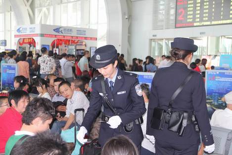 綻放在海口東環高鐵的警花