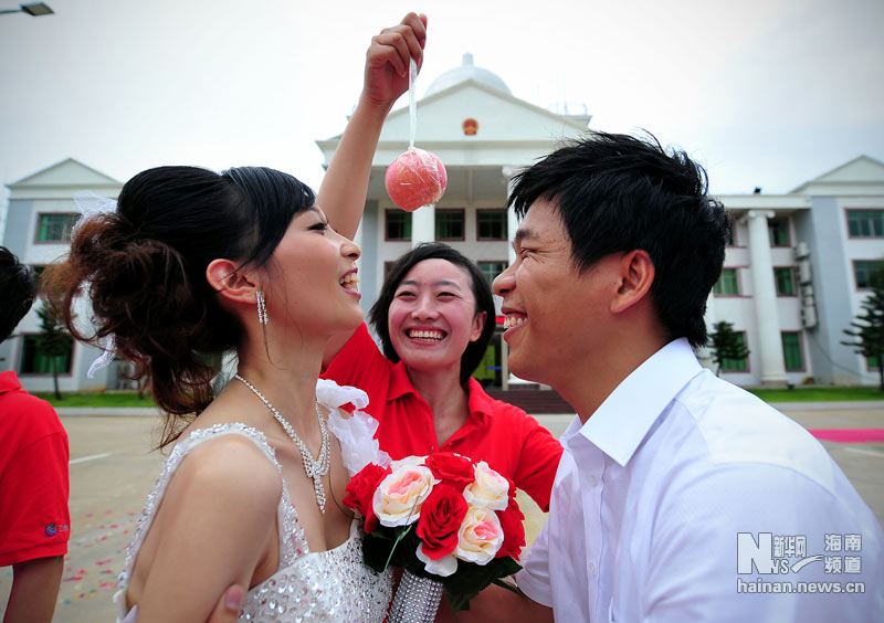 海南三沙七對(duì)新人永興島上集體婚禮 喜結(jié)良緣
