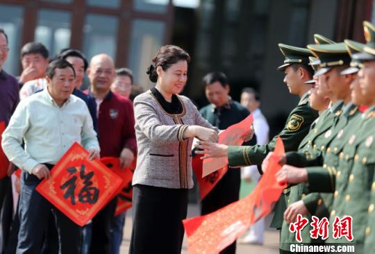 海南書法家揮毫潑墨送“福”迎新年