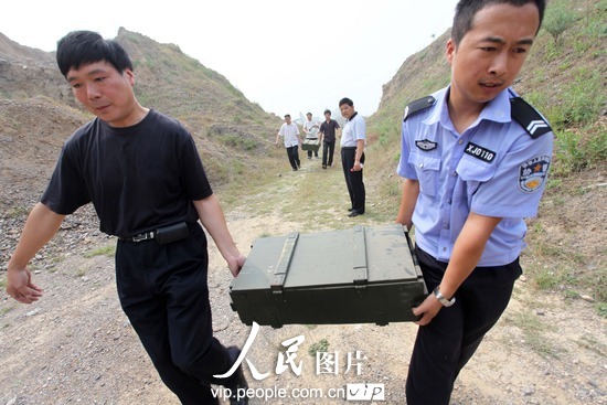 河南許昌警方集中銷毀雷管手榴彈（圖）