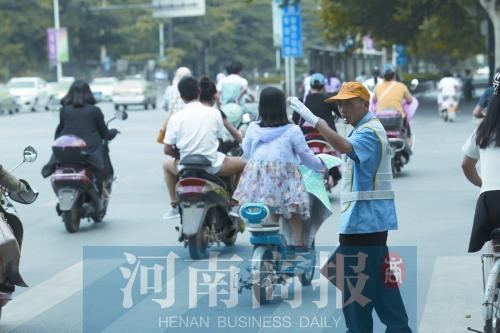 河南省高溫補貼每天10元 環(huán)衛(wèi)工大媽稱沒聽說過