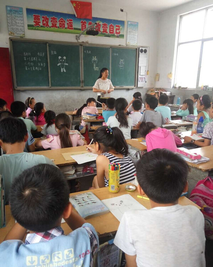 大學(xué)生志愿者愛(ài)心支教：讓留守兒童都如花般綻放