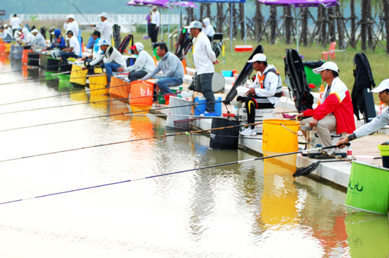第七屆全國農(nóng)運會釣魚比賽激烈進(jìn)行