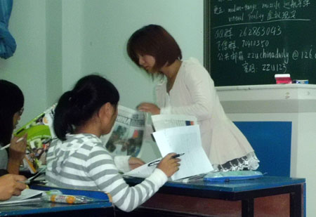 鄭州大學(xué)學(xué)生開展中國(guó)日?qǐng)?bào)“讀報(bào)班”活動(dòng) 引廣泛贊譽(yù)