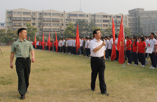 開封大學(xué)2013級(jí)新生軍訓(xùn)閉營式隆重舉行