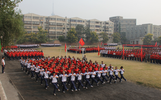 開封大學(xué)2013級(jí)新生軍訓(xùn)閉營式隆重舉行