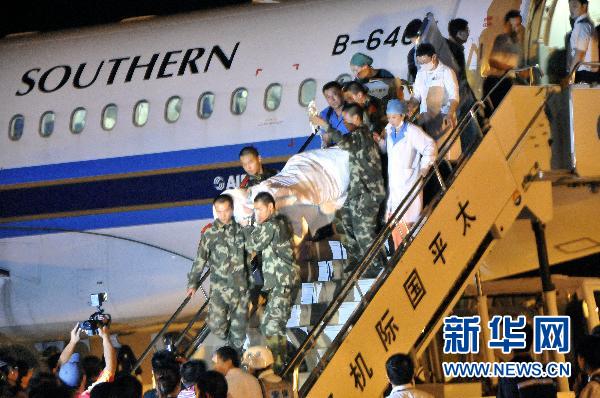 救援人員稱飛機(jī)失事很多遇難者遺體抱在一起