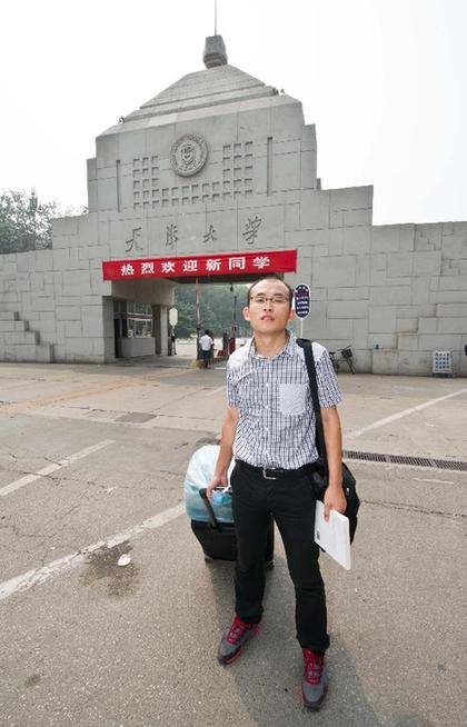 努力拼搏改變命運(yùn)的“保安哥”天津大學(xué)報(bào)到 婉拒大部分捐款