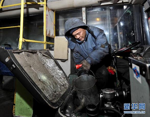 嚴寒中與夜晚相伴——探訪“三九天”中的哈爾濱公交熱車員