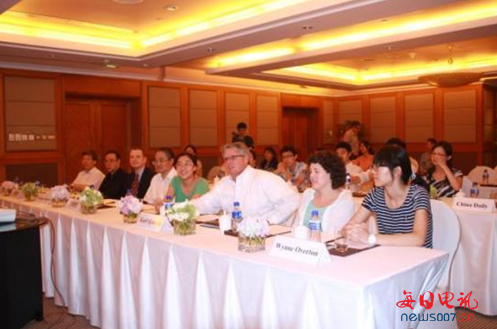 17歲中學(xué)生牽頭諸位專家 暢談中國(guó)教育、經(jīng)濟(jì)的宏觀走勢(shì)