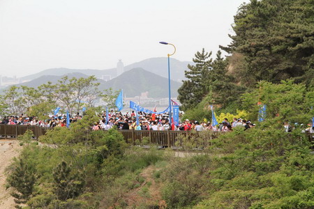 十余萬(wàn)人大連濱海路徒步