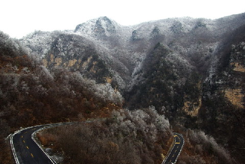 神農架出現持續霧凇景觀(圖)