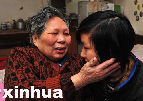 “保姆奶奶”情傳四方 網(wǎng)絡(luò)內(nèi)外愛心潮涌