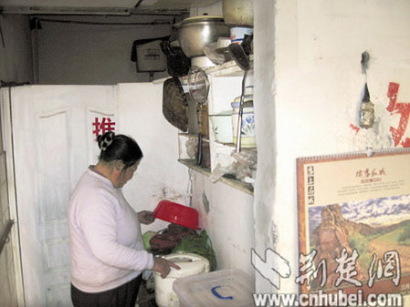 承諾如山 荊州一對(duì)老夫妻蝸居公廁8年還債