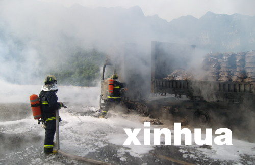 滬渝高速公路湖北恩施段35噸化學品貨車發(fā)生火災