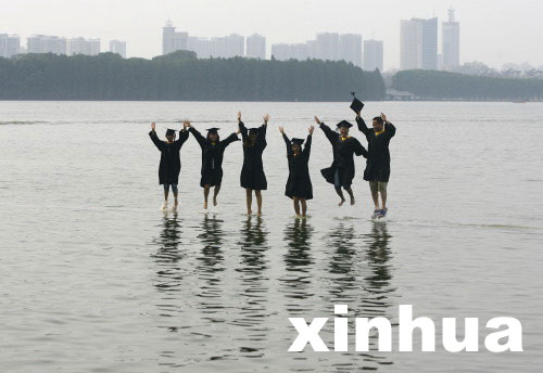 武大學生拍“水上飄”畢業照