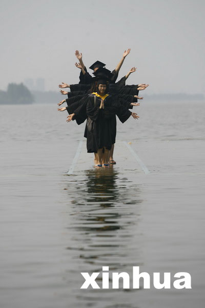 武大學生拍“水上飄”畢業照