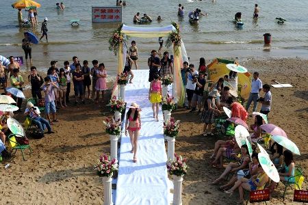武漢舉行“富豪相親會(huì)” 佳麗著比基尼亮相（圖）
