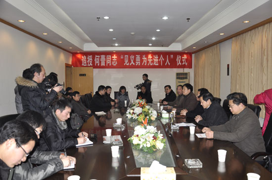 湖北最美80后花季女兒“經得起老爸一拜”