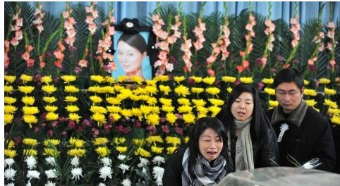 湖北最美80后花季女兒“經(jīng)得起老爸一拜”