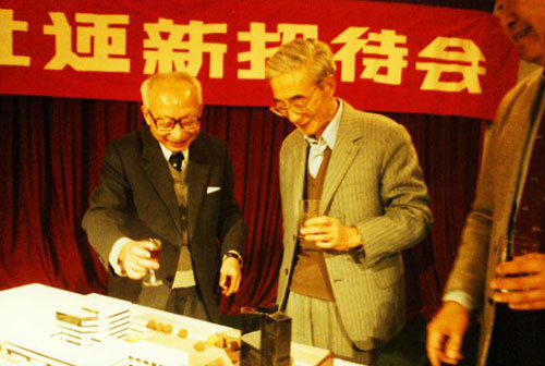 江牧岳在新春招待會上向來賓介紹中國日報新址