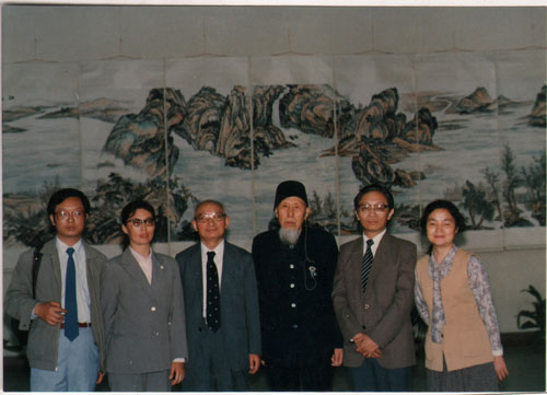 江牧岳與中學美術老師趙完璧合影