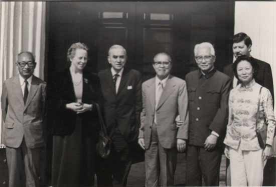 江牧岳和黃華一起會(huì)見(jiàn)外賓