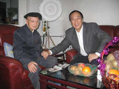 中國(guó)日?qǐng)?bào)總編輯朱靈看望江牧岳