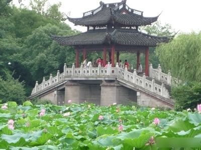 2011年中國(guó)十城市娶親花費(fèi)清單 深圳超200萬(wàn)