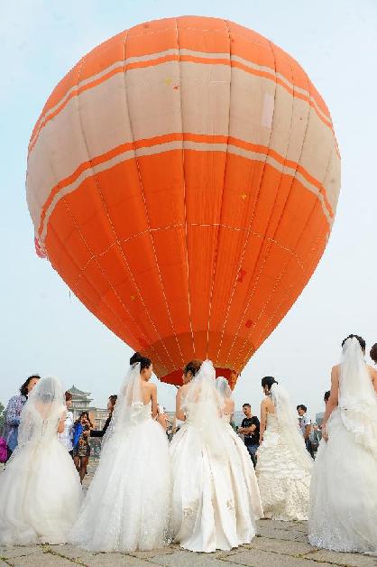 別開(kāi)生面的熱氣球集體婚禮