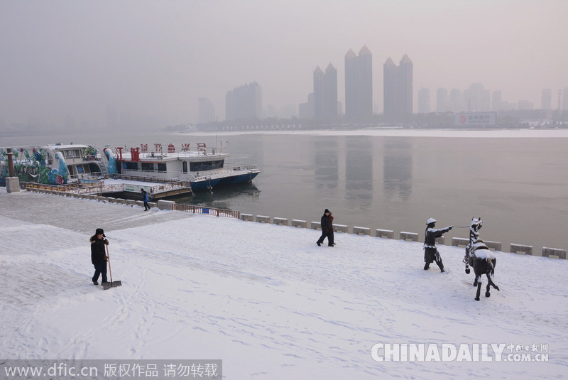 吉林迎來2015年首場大雪 氣象臺發(fā)布道路冰雪預警