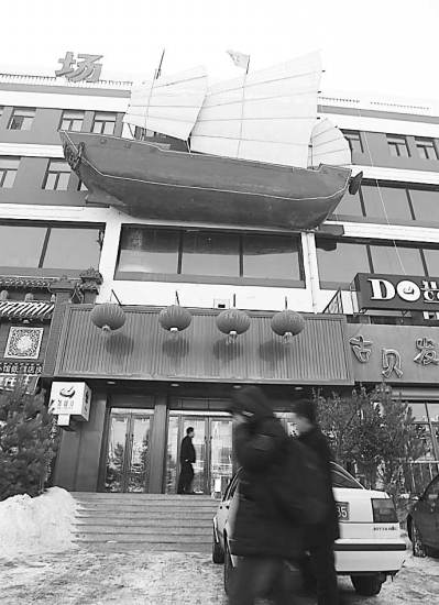 10余萬元帆船“掛”樓體上居民擔(dān)心不牢靠會(huì)掉下來