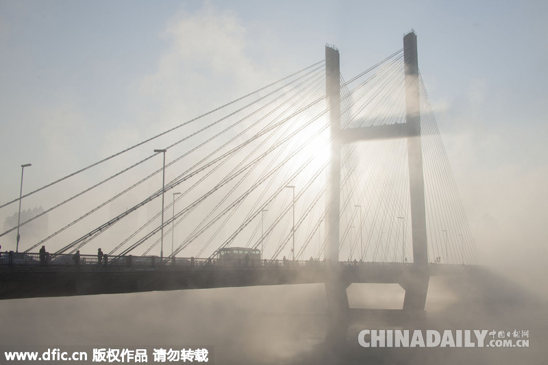 吉林市三月大霧彌漫 行人行走若隱若現