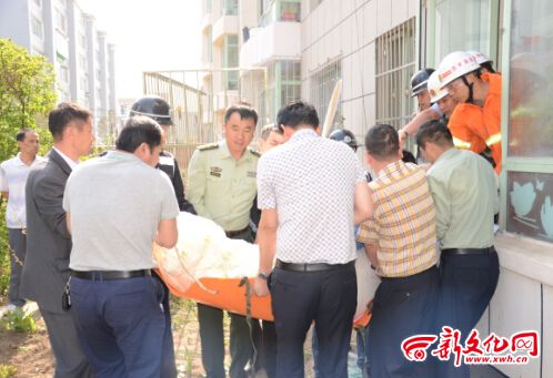 體重400多斤要上醫(yī)院出不了門走窗戶