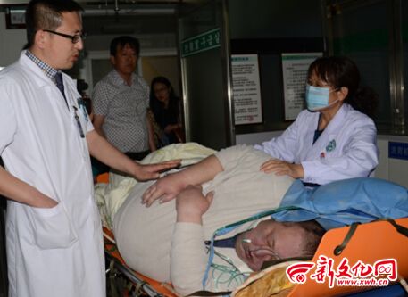 體重400多斤要上醫(yī)院出不了門走窗戶
